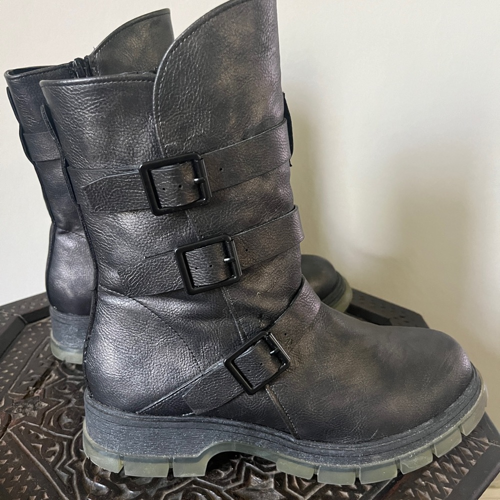 Mia Seth Moto Lug Sole Buckle Boots Metallic Black Vegan Leather Women's Size 8